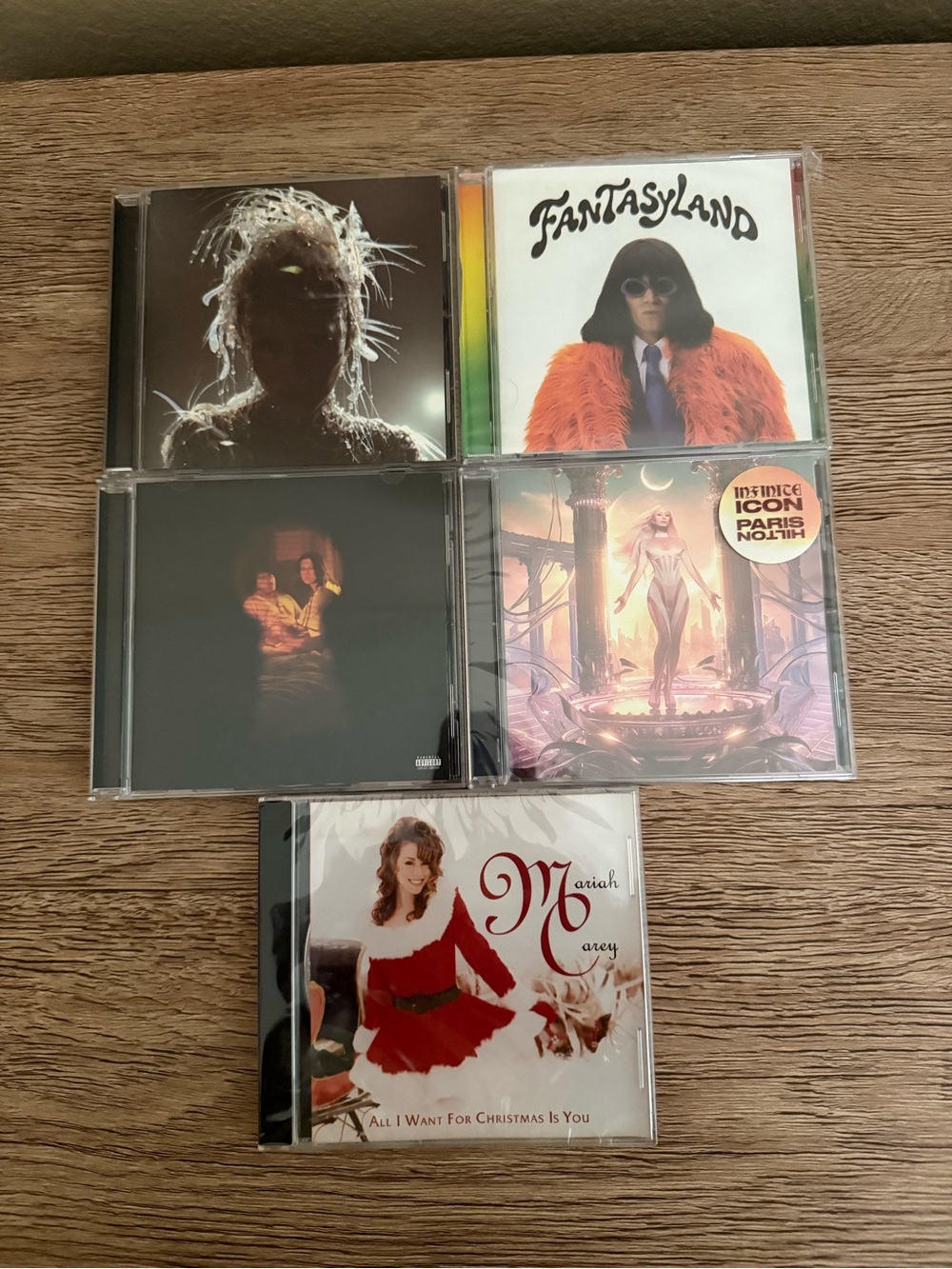 5 cds Miley, Selena Gomez, Mariah Carey, Paris Hilton, Mr fantasy